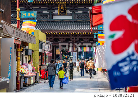 【神奈川県】たくさんのお店が並ぶ川崎大師へ続く仲見世通り 108982321