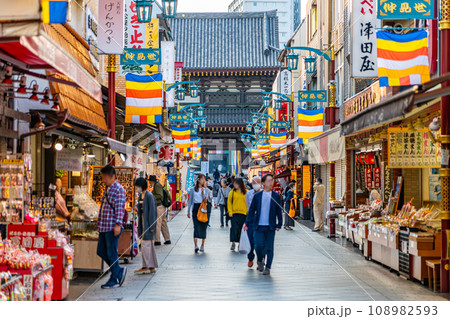 【神奈川県】たくさんのお店が並ぶ川崎大師へ続く仲見世通り 108982593