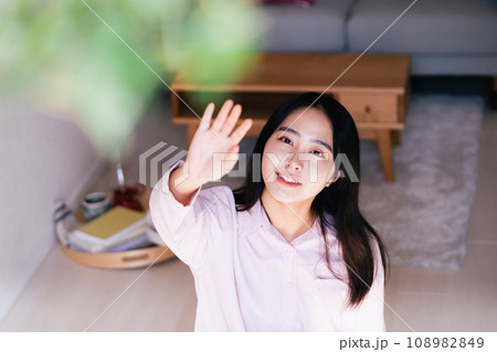 春の風に手を伸ばす若い女性 108982849