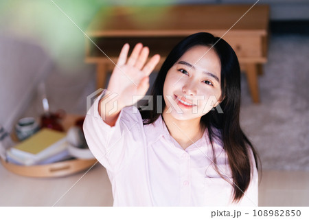 春の風に手を伸ばす若い女性 108982850
