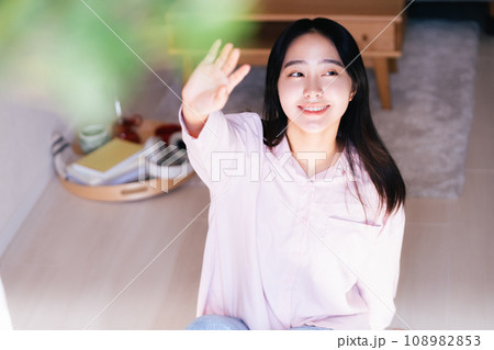 春の風に手を伸ばす若い女性 108982853