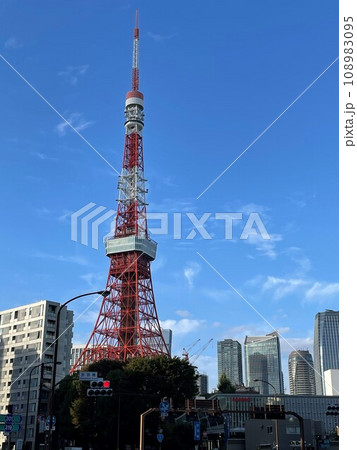 晴天に赤羽橋交差点から東京タワーを見た図 晴天に赤羽橋交差点から東京タワーを見た図 108983095