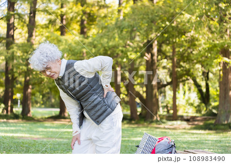 腰が痛いシニア女性 108983490