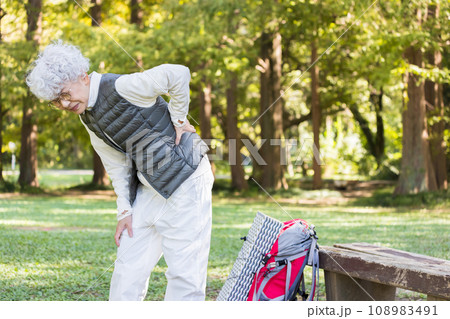 腰が痛いシニア女性 108983491