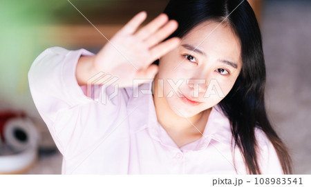 空に向かって手を伸ばす若い女性 108983541