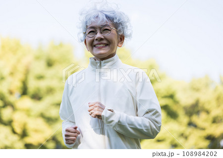 ランニングを楽しむ60代女性 108984202