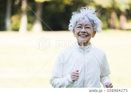 ランニングを楽しむ60代女性 108984275