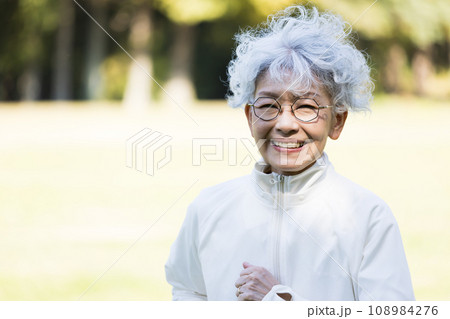 ランニングを楽しむ60代女性 ランニングを楽しむ60代女性 108984276