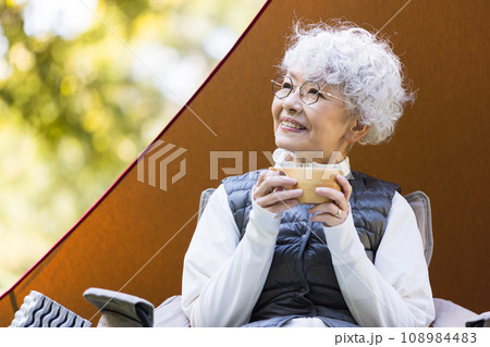 キャンプを楽しむ60代女性 キャンプを楽しむ60代女性 108984483