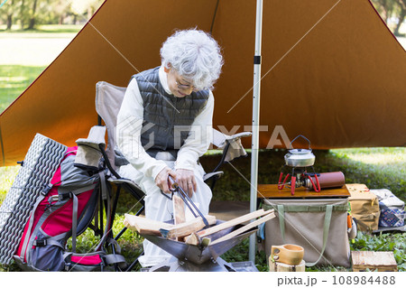 キャンプを楽しむ60代女性 108984488