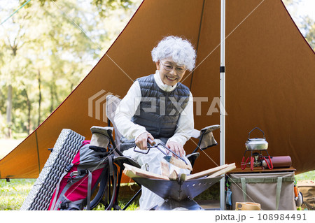 キャンプを楽しむ60代女性 108984491