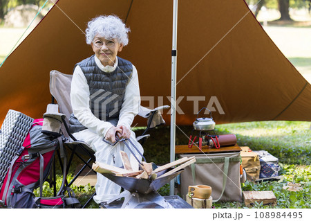 キャンプを楽しむ60代女性 キャンプを楽しむ60代女性 108984495
