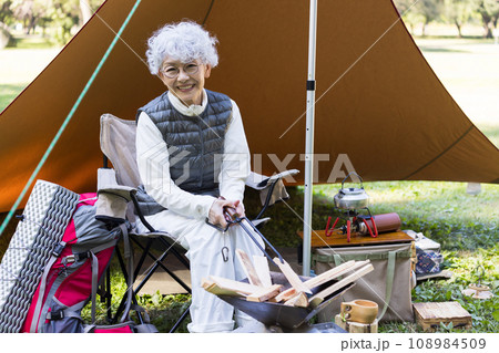 キャンプを楽しむ60代女性 108984509