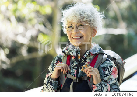 ハイキングを楽しむ60代女性 108984760