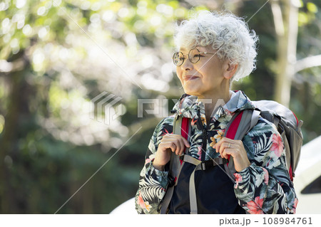 ハイキングを楽しむ60代女性 108984761