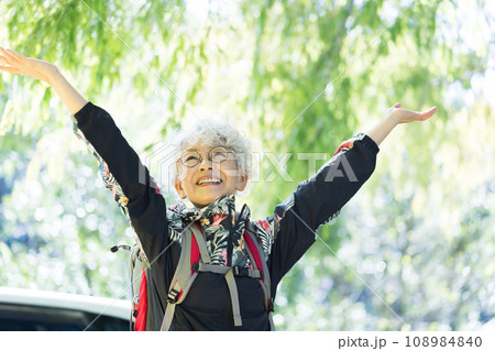 ハイキングを楽しむ60代女性 ハイキングを楽しむ60代女性 108984840