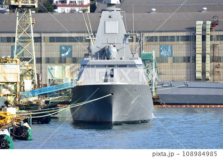 フェリーから見える長崎湾内の造船所(2022年) フェリーから見える長崎湾内の造船所(2022年) 108984985