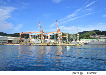 フェリーから見える長崎湾内の造船所(2022年) 108984986