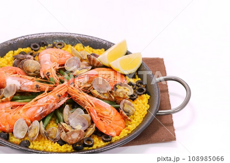 有頭海老とアサリのパエリア　シーフード　サフランの黄色いライス　明るい背景 108985066