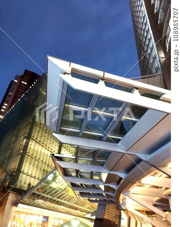 夜のヒルズ 108985707