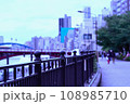 河川敷と街の風景 108985710