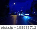 夜の都会を走る車の光跡 108985712