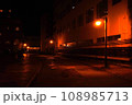 夜の街に続く裏路地 108985713