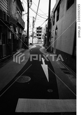 路地裏のある風景 路地裏のある風景 108986595