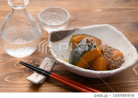 かぼちゃのそぼろ煮と冷酒 108986936