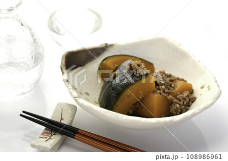 かぼちゃのそぼろ煮と冷酒 かぼちゃのそぼろ煮と冷酒 108986961