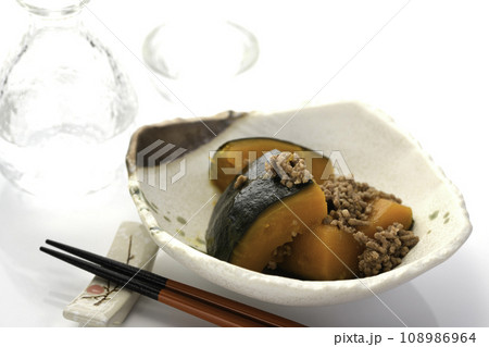 かぼちゃのそぼろ煮と冷酒 かぼちゃのそぼろ煮と冷酒 108986964
