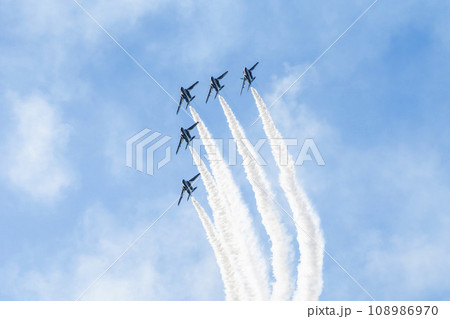 青空を飛行する松島基地のブルーインパルス　宮城県東松島市 108986970