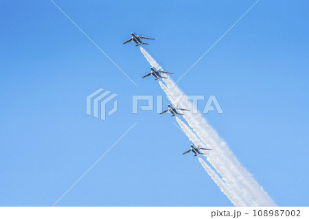 青空を飛行する松島基地のブルーインパルス　宮城県東松島市 108987002