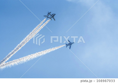 青空を飛行する松島基地のブルーインパルス　宮城県東松島市 108987033