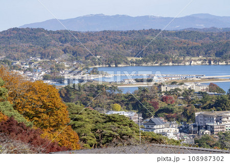 秋の日本三景松島 西行戻しの松公園からの俯瞰 宮城県松島町 秋の日本三景松島 西行戻しの松公園からの俯瞰 宮城県松島町 108987302