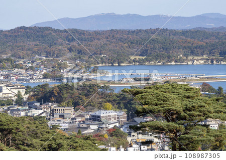 秋の日本三景松島 西行戻しの松公園からの俯瞰 宮城県松島町 秋の日本三景松島 西行戻しの松公園からの俯瞰 宮城県松島町 108987305