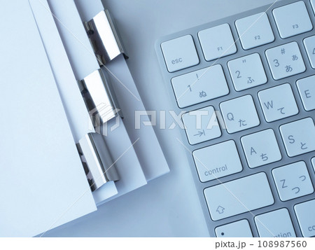 テーブルに置かれた書類とキーボード テーブルに置かれた書類とキーボード 108987560