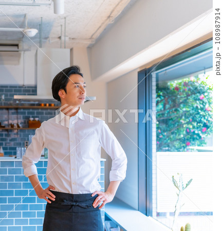 飲食関連の個人事業主の男性 108987914