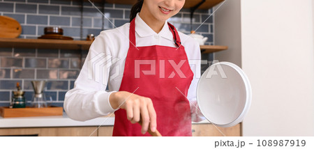 料理をする女性 料理をする女性 108987919