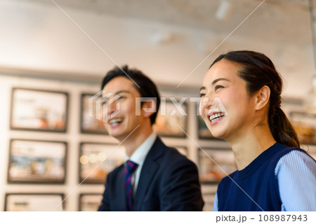 商談をする人物 商談をする人物 108987943