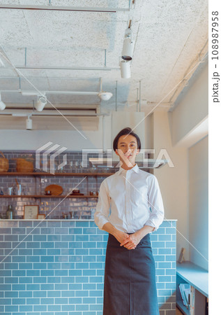 飲食関連の個人事業主の男性 108987958