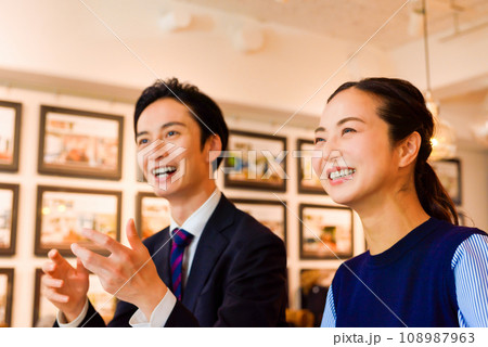 商談をする人物 108987963