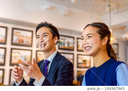 商談をする人物 商談をする人物 108987965