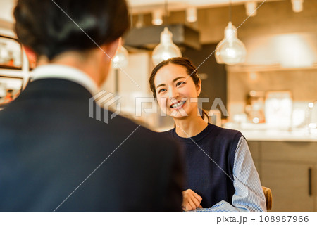 商談をする人物 108987966