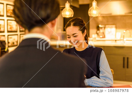 商談をする人物 商談をする人物 108987978