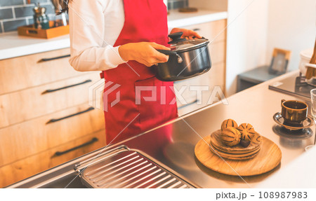 料理をする女性 料理をする女性 108987983