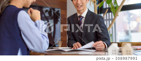 商談をする人物 108987991