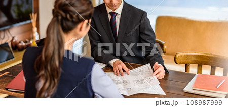 相談をする女性と男性 108987999