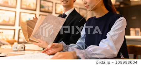 商談をする人物 商談をする人物 108988004