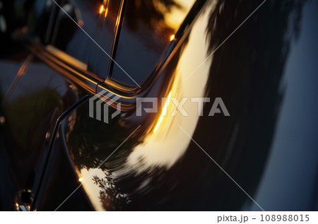車に反射する光 108988015